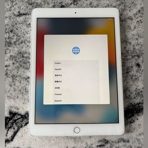 32 GB Apple iPad (6th Generation) - Silver